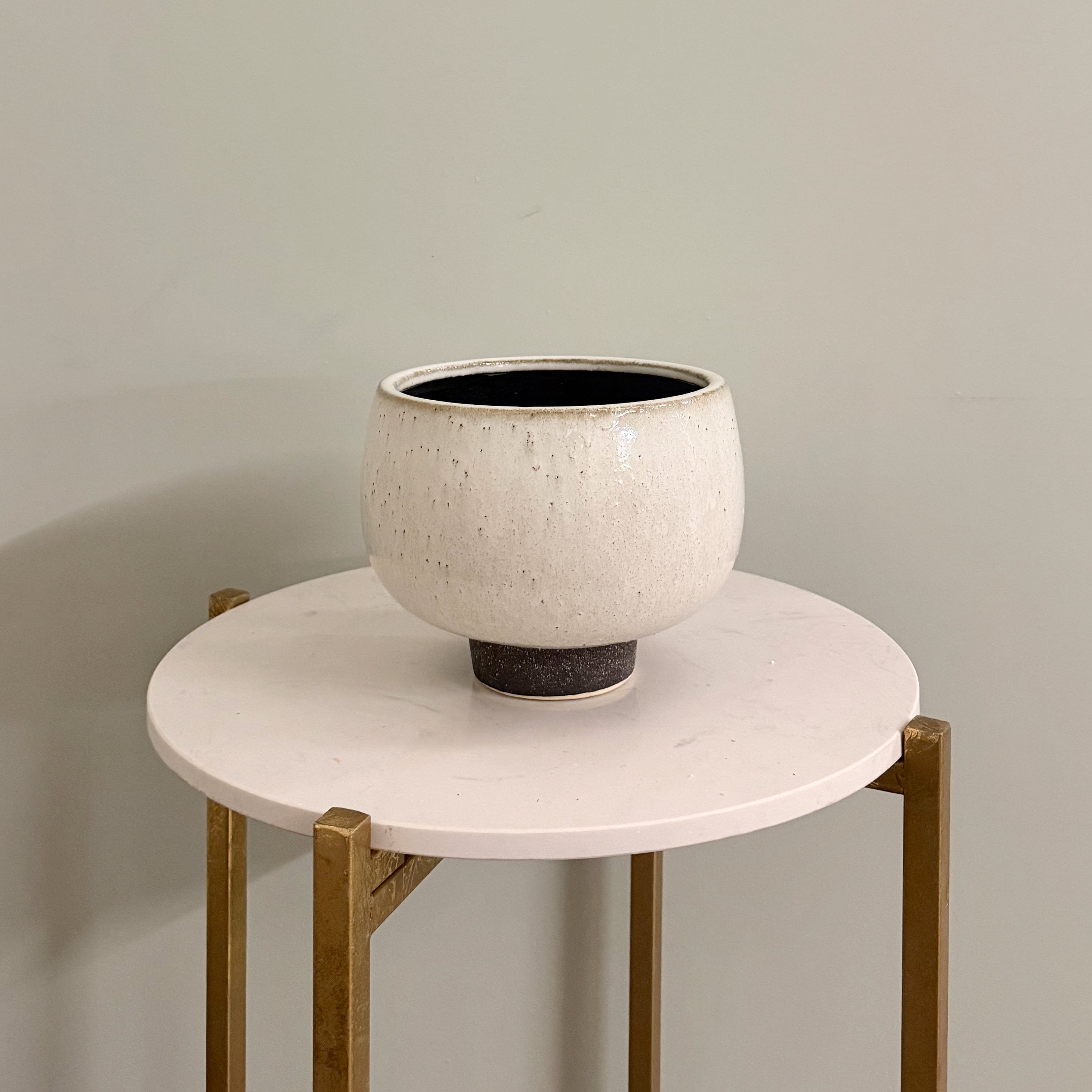 Realistic Short Round Cream Speckle Planter AHCH-0340 by The Faux Flower Company